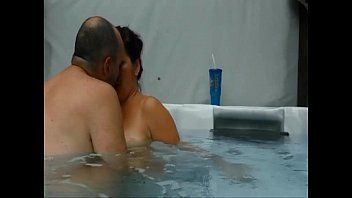 Redă Un xxx anal alaturi de o dubla penetrare in piscina si chiar pe langa