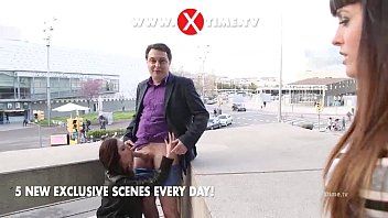Jouer Un journaliste de télévision se fait sucer par la bite d'une adolescente et du sexe sexy