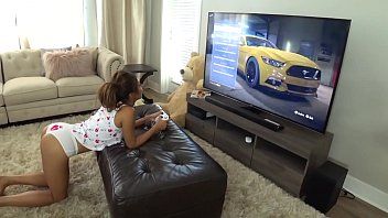 عندما تكون خالية من العمل ، تبقى في المنزل وتلعب ، ثم تلعب مع الهرات