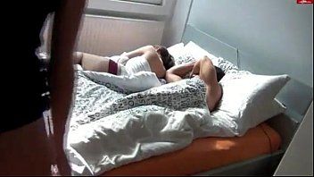 Afspelen 50-jarige rijpe vrouw geneukt u00c3u00aen bende jonge mannen, oude vrouw in bed naast slapende meesteres