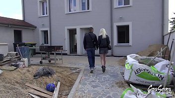 Abspielen Eine heiße Hardcore-Hure kommt zum Orgasmus und hat Hardcore-Sex im Badezimmer