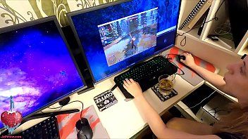 Jouer La fille baisée au bureau reste nue dans sa chatte