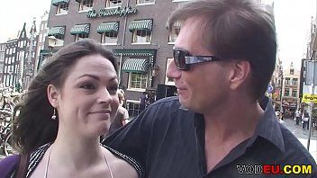 Afspelen Hij betovert het meisje in het openbaar en neemt op wanneer hij haar meeneemt naar het hotel en seks met haar heeft in alle gaten