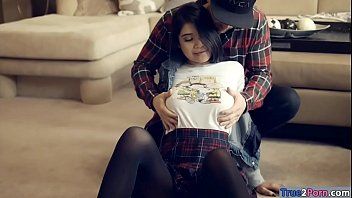 تشغيل بينما كان يتحدث على الهاتف ، مارس الجنس معي لكسرها ومارس الجنس معها على محمل الجد