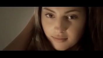 Reproducir La puta adolescente hace películas xxx, su nombre es Adina