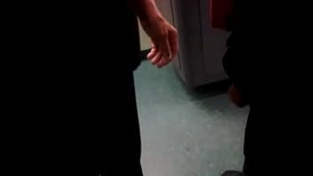 Reproduzir A milf seduz um trabalhador que trabalha em sua casa