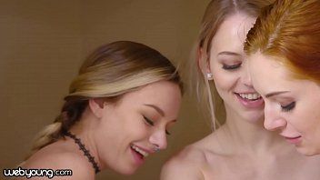 تشغيل XXX مع ثلاث طالبات في دورة المياه العامة