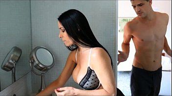 تشغيل أفلام الجنس الرومانية آنا تسحبها إلى الحمام لأنها سئمت