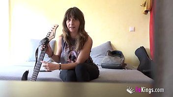 Reproduzir Ele toca violão para uma garota de 38 anos e depois eles querem sexo profundo - xxx filmes