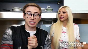 Reproducir Nerd con gafas feas folla a una rubia madura con hermosos pechos