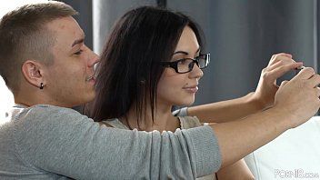 Jouer Tu dis que c'est une poupée, mais elle est bien faite et a des millions de sexe