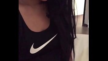 تشغيل امرأة سمراء مثيرة وموشومة تحرك القضيب مثل المحترفين