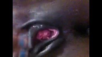 Odtwórz Futai cu un parteneri de Negri africani pe podea cu orgasm interna