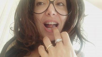 Play Video chat with a Romanian woman who shows her pussies and tits online for free