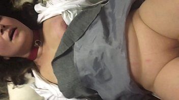 Redă Penetreaza un vibratorgros asezat pe podea foarte hardcore pentru ca adora sa se expuna