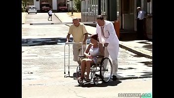 Redă Baba in carucior dusa la spital si penetrata de un medic pervers