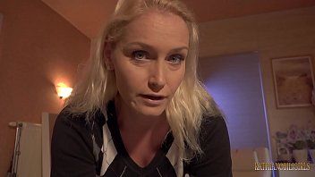 Jouer La fille admet qu'elle aime toujours me lécher le pénis