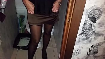Odtwórz Filmuje ją, gdy sika, a następnie ssie ją w dupę