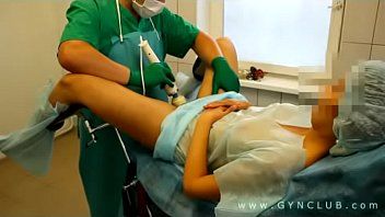 Reproduzir O ginecologista incentiva a paciente a se masturbar com mais frequência e dá-lhe um vibrador e depois a ajuda