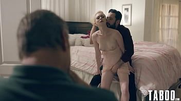 Reproducir Se mete un vibrador en la vagina y pone otro al lado porque le encanta.