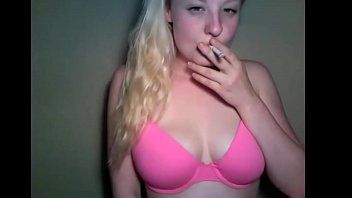 Abspielen Heiße Blondine mit heißen Fotzen, die sich immer auszieht, um Spaß zu haben