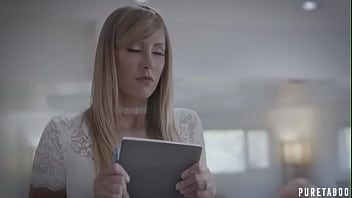 Afspelen Met zijn penis erg gespannen laat hij deze blondine trillen van voldoening als hij