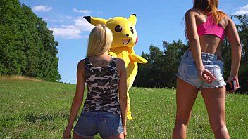 Redă Deghizat in pikachu face sex in pahardcoree cu doua femei inocente
