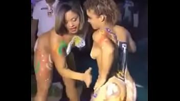 Jouer Pute noire avec une chatte très chaude qui adore faire du xxx oral