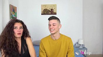 Reproduzir A mãe de 45 anos faz sexo pesado com seu filho de 21 anos