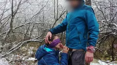 Reproducir Mamada en el río público: pequeña morena traga semen