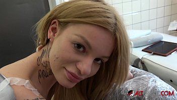 Reproduzir Loira de buceta pelada tatuada no fundo e se masturbando