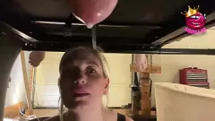 Odtwórz Kontrola orgazmu z bliska: blond mamuśka obrzeżona i wydojona na stole BDSM