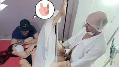 Reproducir ¡El marido lleva a su esposa a un extraño ginecólogo! - Mamada pública amateur real