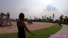 Afspelen Hardcore Thai Cherry: plezier binnen en buiten, zonder condoom seks