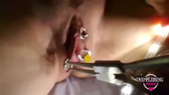Reproducir Esposa esclava MILF con piercings recibe anillos extremos en el coño en piercings en los labios estirados