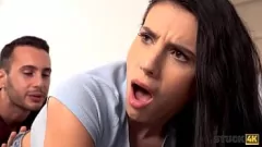 Redă Bruneta Busty Nelly Kent blocată pe canapea în timpul unei întâlniri hardcore cu colega de cameră