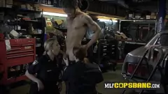 Reproducir Policía MILF tetona en uniforme es bordeada por una BBC exótica