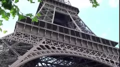 Reproducir Trío público con pequeña dominación femenina en París junto a la Torre Eiffel