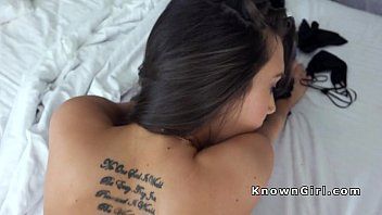 Reproduzir A prostituta se livra do sexo anal, mas não de um boquete brutal