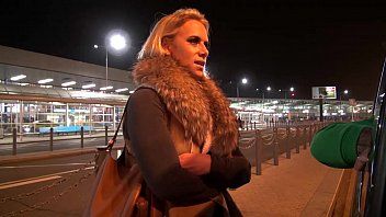 Reproduzir Loira madura faz sexo no carro no aeroporto com o motorista