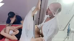 Jouer Le cul d'une femme soumise crémée pendant un examen médical tout en trompant les montres de son mari