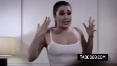 Reproducir El padrastro no puede resistirse a compartir su polla con sus hijastras adolescentes Alison Rey y Karlee Grey
