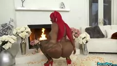 Redă Curvy MILF Victoria Torturi în ciorapi și tocuri mari suge mai multe picături albe mari