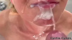 تشغيل وظيفة الضربة المكثفة لـ Euro MILF و Handjob مع الفم المليء بالنائب