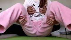 Reproducir La hermanastra asiática de 18 años con tetas pequeñas se moja y se pone cachonda en lencería