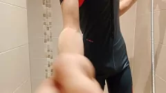 Reproduzir Pretendo o maiô acaricia seu pau duro em baús de natação apertadas
