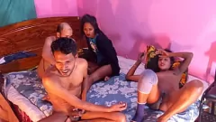 Zwei Jungs Gangbang Rough Hanifs Frau und Freundinnen