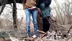 Redă MILF în fustă din piele oferă muie publică în aer liber după ce a ajutat hubby -ul pee