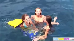 Riproduci Hot lesbian Teen Tease in barca vacanze