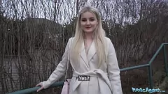 Jouer L'agent public devient méchant avec une bombe blonde de Californie